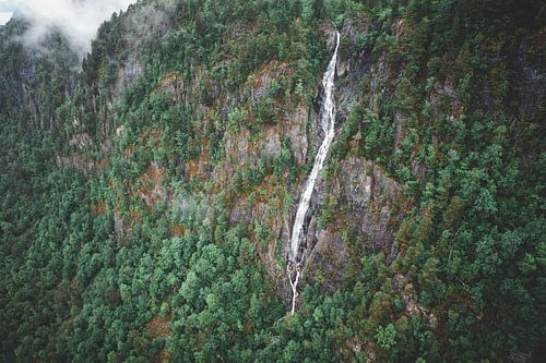 Chute d'eau cachée en Norvège sur vdlvisuals.com