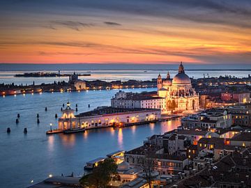 Coucher de soleil sur la ligne d'horizon de Venise sur Michael Abid