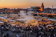 Eetkraampjes en rook op de Jemaa el Fna in de medina van Marrakech Marokko van Dieter Walther thumbnail