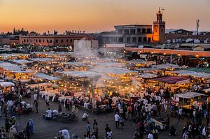 Eetkraampjes en rook op de Jemaa el Fna in de medina van Marrakech Marokko van Dieter Walther