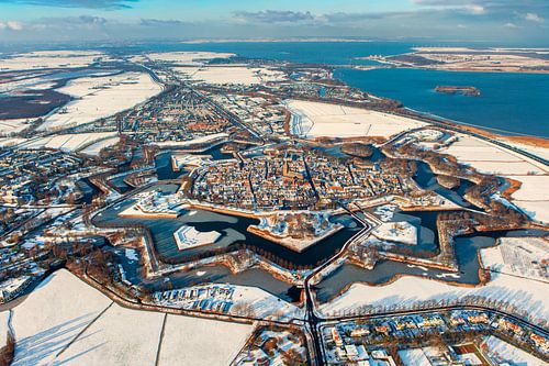 Luchtfoto van Naarden Vesting in de sneeuw