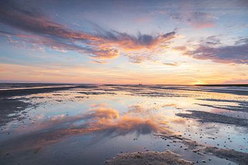 Genießen Sie den schönen Himmel über dem Wattenmeer bei Ameland von Meindert Marinus