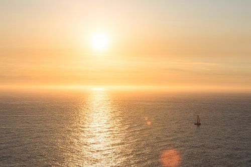 Eenzame zeilboot op de Atlantische zee