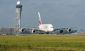 L'Airbus A380 d'Emirates est arrivé à l'aéroport de Schiphol. sur Jaap van den Berg