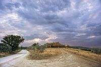 Bauernhaus unter wildem Himmel im Val d'Orcia, Toskana