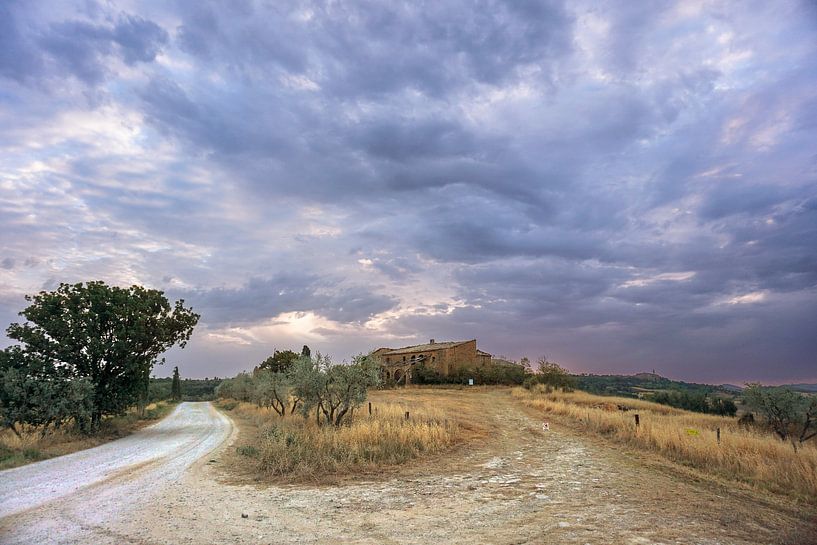 Bauernhaus unter wildem Himmel im Val d&#039;Orcia, Toskana von Jos van den Berg