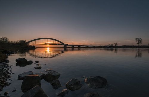 Trein over Kuilenburgse spoorbrug bij rivier de Lek