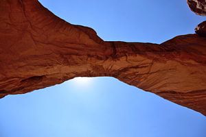 Ein Bogen schirmt die Sonne ab