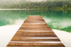 Passerelle au bord du lac de Walchensee sur Martin Wasilewski