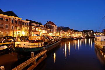 Thorbeckegracht in Zwolle in de avond gezien vanaf het Pelserbrugje
