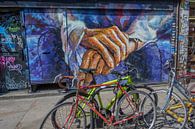 Shoreditch graffiti met gele en rode fietsen van Erwin Blekkenhorst thumbnail