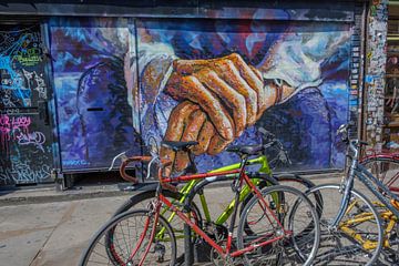 Shoreditch graffiti met gele en rode fietsen