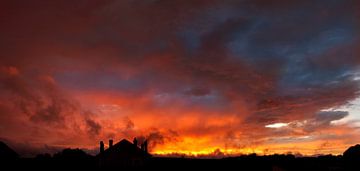 Een vurige zonsondergang van Corinne Welp