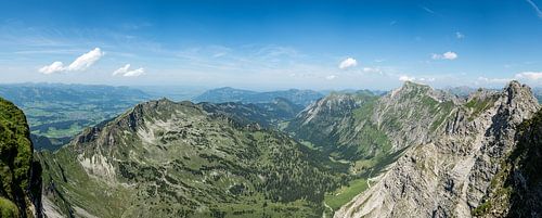 Majesteit van de Alpen onder een zomerse hemel