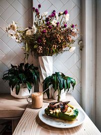 Cafe mit Pflanzen, Blumen, Kaffee und gefülltem Paprika in New York von Michiel Dros