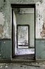 Eine verlassene Villa mit schönen Türen von Steven Dijkshoorn Miniaturansicht