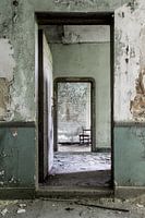 Urbex deuren in een verlaten villa
