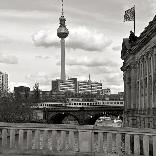 Bode-Museum mit Blick auf Berliner Fernsehturm von Silva Wischeropp