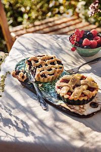 Homemade taartjes in zomerse tafelsetting. van PGGYJNSSN PHOTOART