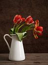 Tulipes rouges dans un vase par Lorena Cirstea Aperçu