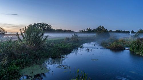 Nevelig landschap bij  stuw Junne in de  Overijsselse Vecht