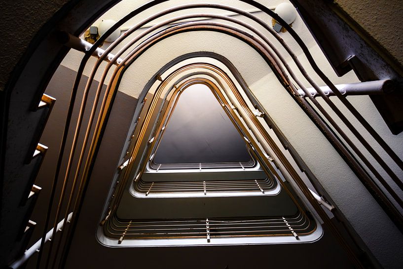 La fascination de la géométrie : une cage d'escalier en forme de triangle futuriste par Infinite Decay