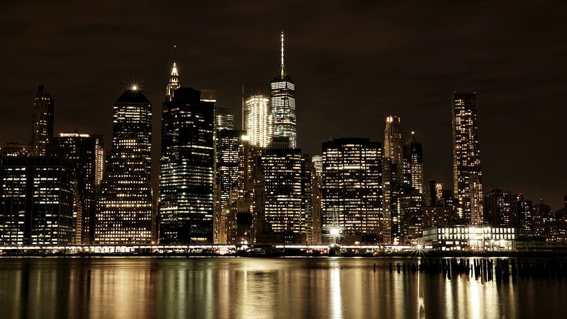 NY Manhattan at night (color) van Jeanette van Starkenburg