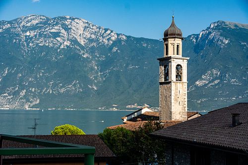 Cloche entre montagnes et lac sur Zuidfotograaf