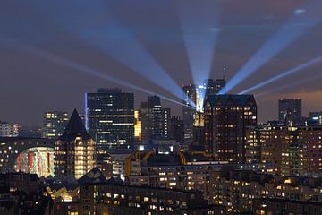 De skyline van Rotterdam met lichtstralen op de Laurenskerk