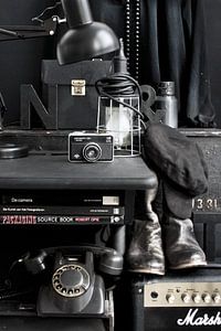 Foto eines Stilllebens mit Retro-/Vintage-Material in Schwarz.