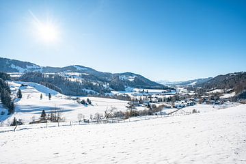 Prachtig winteruitzicht op de Hochgrat en de Allgäuer bergen bij Oberstaufen van Leo Schindzielorz