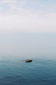 Rock in the sea | Calm infinite ocean photo wall art sur Milou van Ham