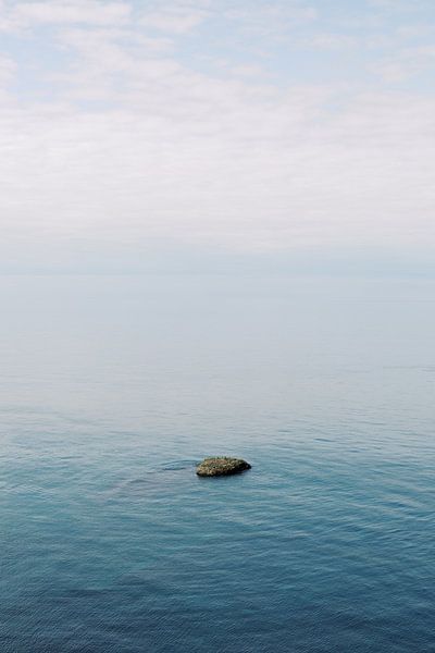 Rots in de zee | Kalme oneindige oceaan foto wall art van Milou van Ham