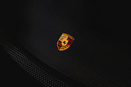 Porsche-Emblem auf der Motorhaube von Rob Rollenberg