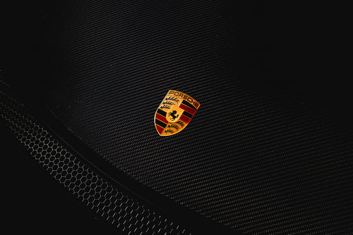 Emblème Porsche sur le capot