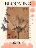 Fleur avec trois papillons