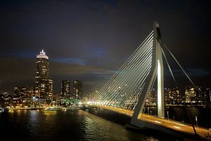 Skyline de Rotterdam avec le pont Erasmus la nuit