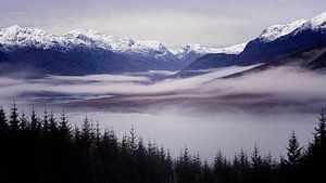 les Highlands écossais se réveillent par un beau matin, plein de brouillard dans la vallée