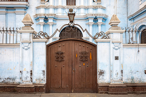 Farbenfroher Eingang in Lima, Peru