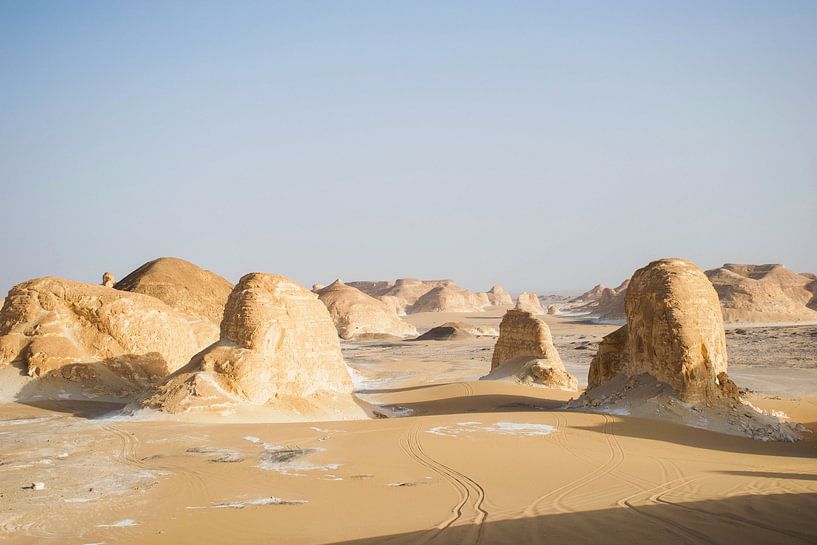 landschap woestijn egypte, nationaal park Bahariya. Rotsformaties in de woestijn. van Marjolein Hameleers