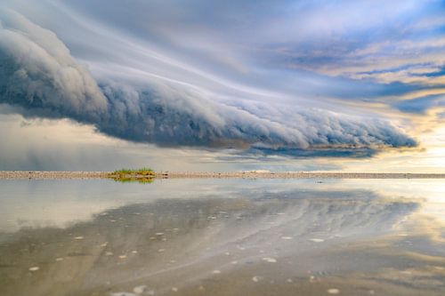 Zonsopgang op het strand van Texel met een naderende stormwolk