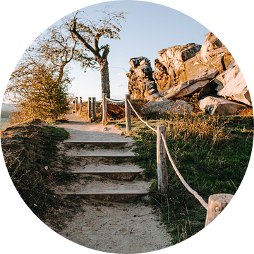 Wandelpad langs de Duivelsmuur in het Harzgebergte bij zonsondergang van Katrin Friedl Fotografie