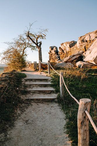 Wanderweg entlang der Teufelsmauer im Harz bei Sonnenuntergang