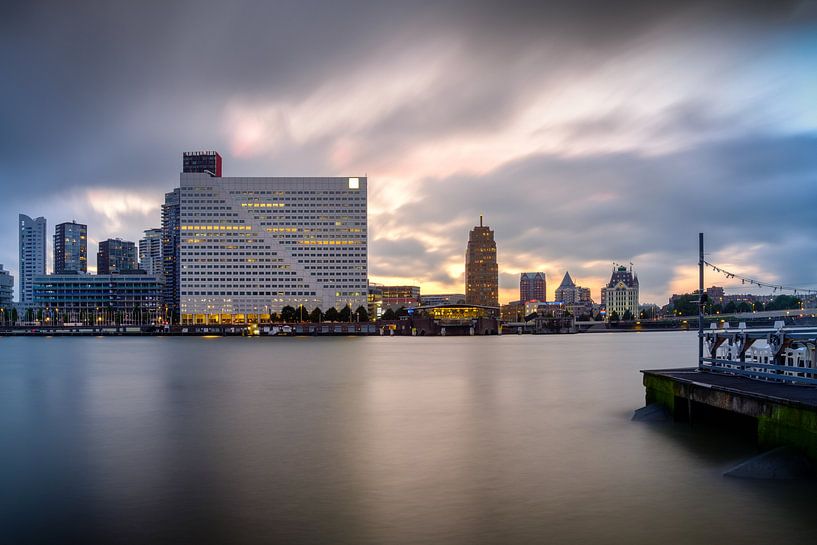 Willemswerf en Witte Huis vanaf Noordereiland in Rotterdam by Mark De Rooij