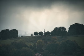 Silhouette auf dem Hügel