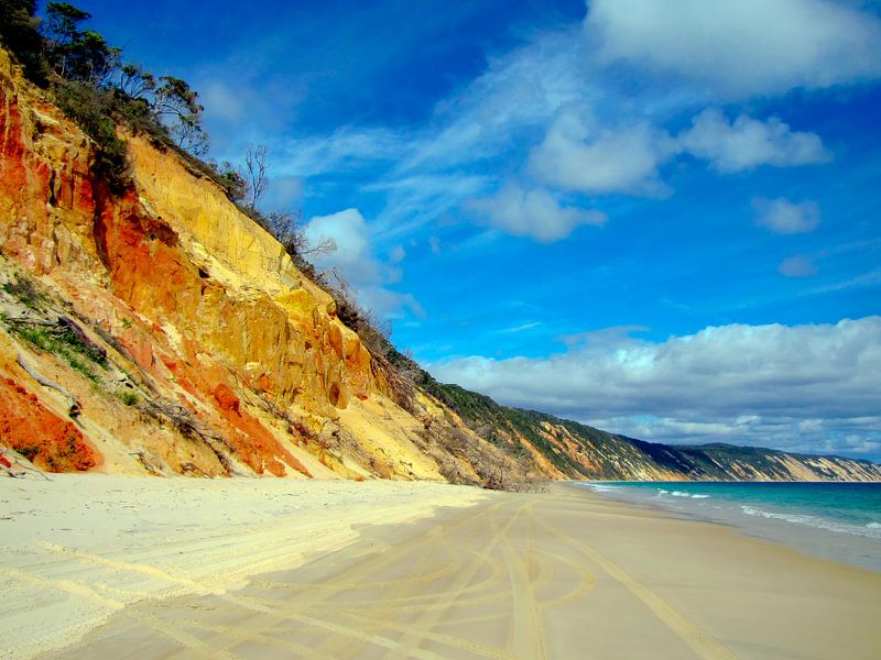 Sporen op Rainbow beach, Queensland, Australie van Rietje Bulthuis