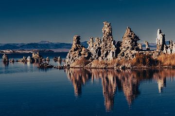Kalksteen Tufsteen Formatie bij Mono Lake in de Sierra Nevada Californië USA Reflectie van Dieter Walther