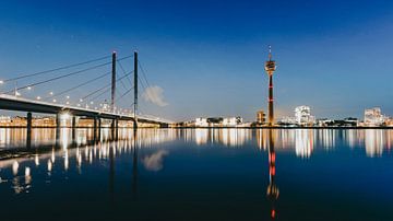 Panorama étoilé de Düsseldorf : pont du coude du Rhin, tour du Rhin, port des médias sur Piero Nigro