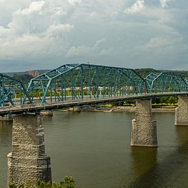 Uitzicht op de Walnut Street Bridge en de Tennessee rivier in Chattanooga van Alexander Ließ