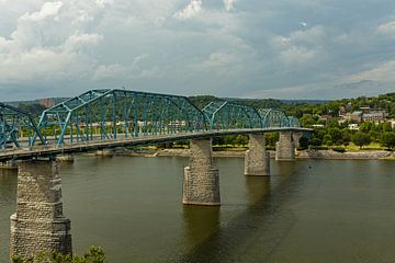 Uitzicht op de Walnut Street Bridge en de Tennessee rivier in Chattanooga van Alexander Ließ